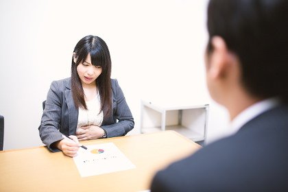 逆流性食道炎で悩む女性の図