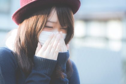 咳、気管支喘息に苦しんでいる女性の写真