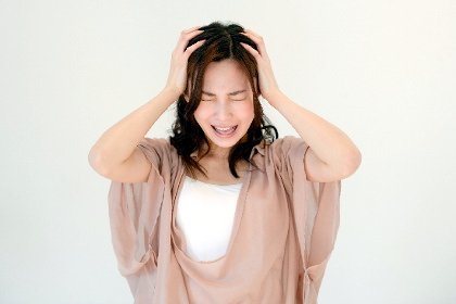 ストレスで悩む女性の写真