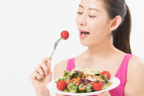 食べ物を噛んでいる女性の写真