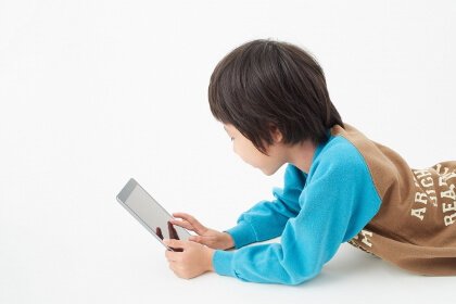 姿勢の悪い子供の写真