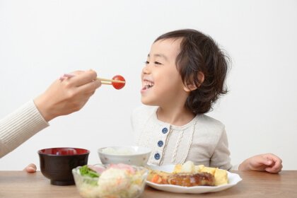 食べ物をほおばる子供の写真