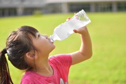 水を飲む