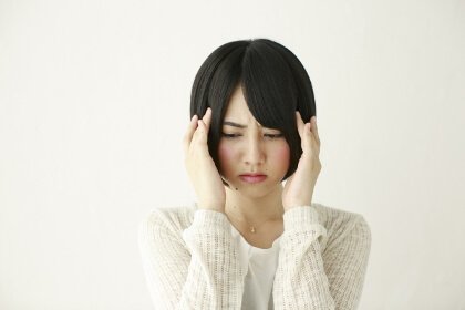 頭を抱えている女性