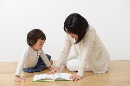 親子で同じ本を読んでいる