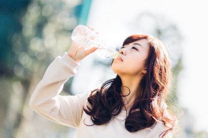 お水を飲む女性の画像