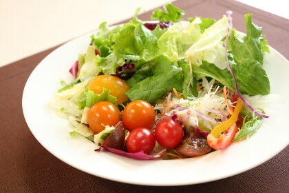 野菜と果物のサラダ