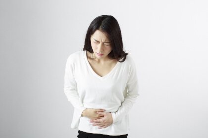 胃下垂による下痢に悩む女性